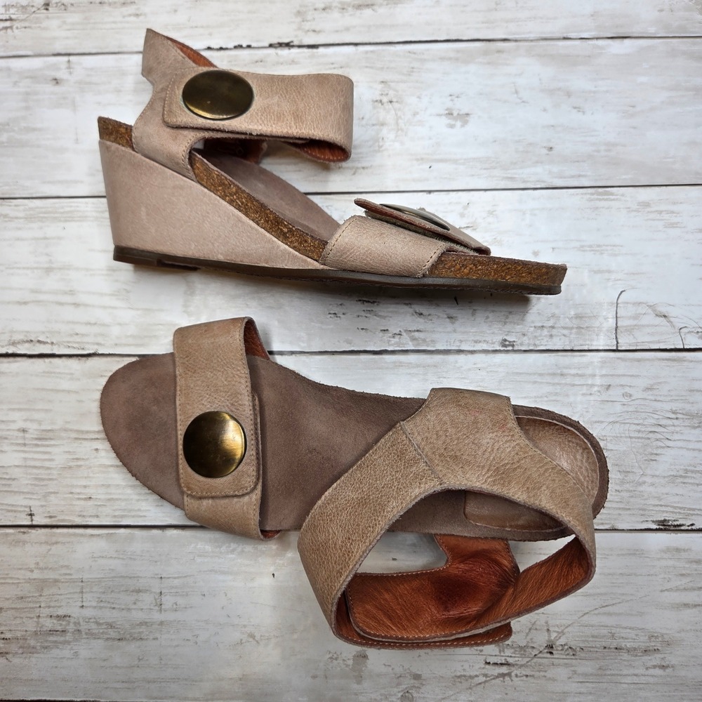 Taos 3209 Wedge Sandal Medallion Ankle Strap Women 38 Tan Leather